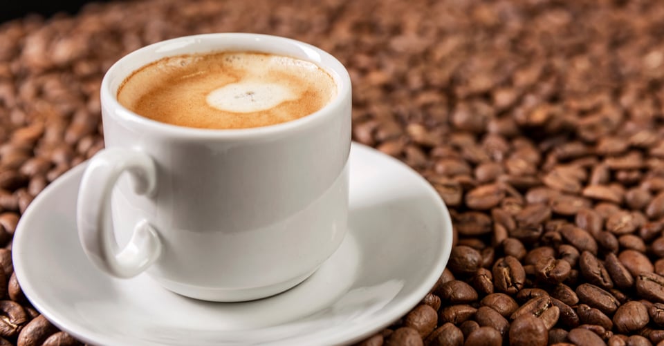 Taza encima de granos de café, capuchino, taza, Sabor, Bebidas