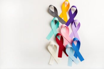 Listones conmemorativos de la lucha contra el cáncer. El influencer Emilio Betancourt se despide.