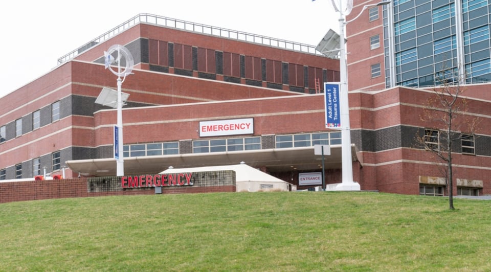 Disparos en la sala de espera de un hospital, la policía busca al tirador en fuga