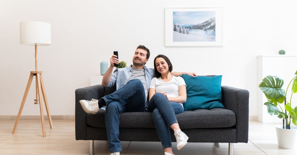 Un hombre con una mujer mirando Netflix