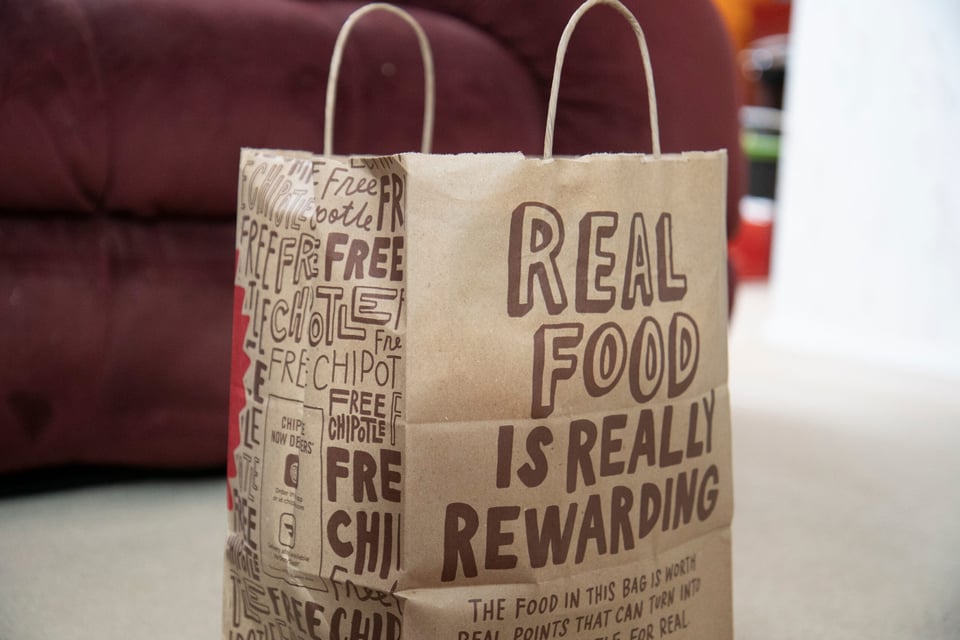 Chipotle agrega recargo automático: Más se unen a los recargos