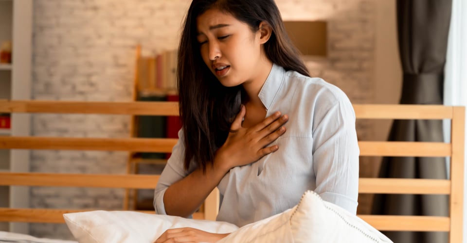 Mujer que le duele el pecho posiblemente por tos