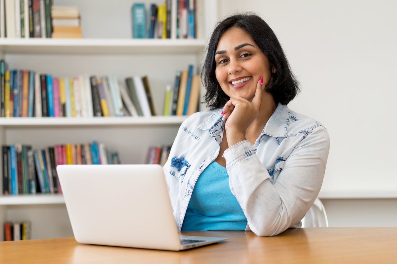woman, computer, laptop, apps, MundoNOW