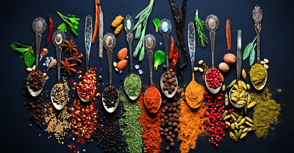 10 razones para mejorar el sabor de tus comidas con especias saludables