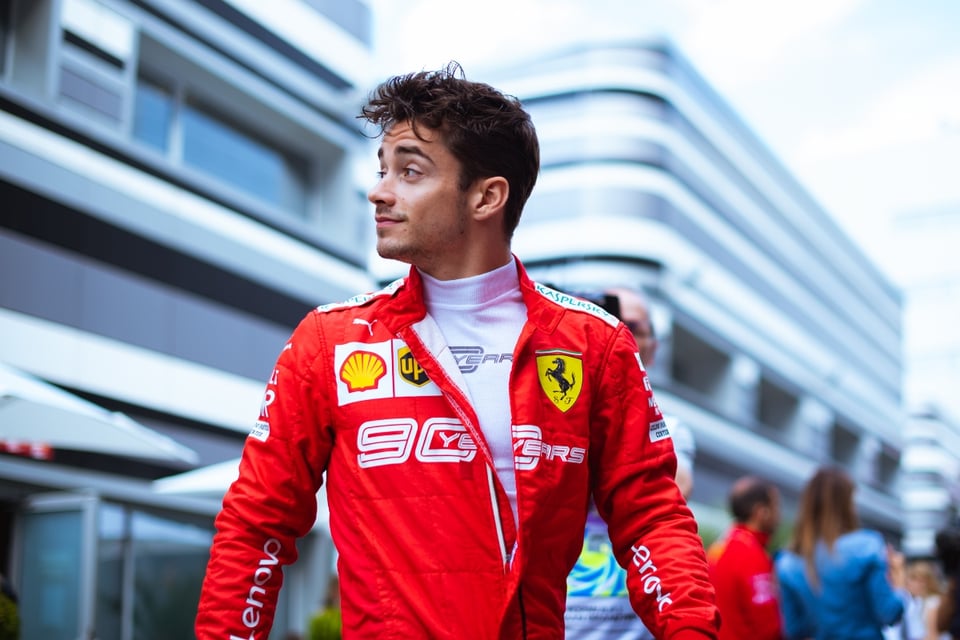 Las fotos más impactantes del guapo piloto de la Fórmula 1, Charles Leclerc