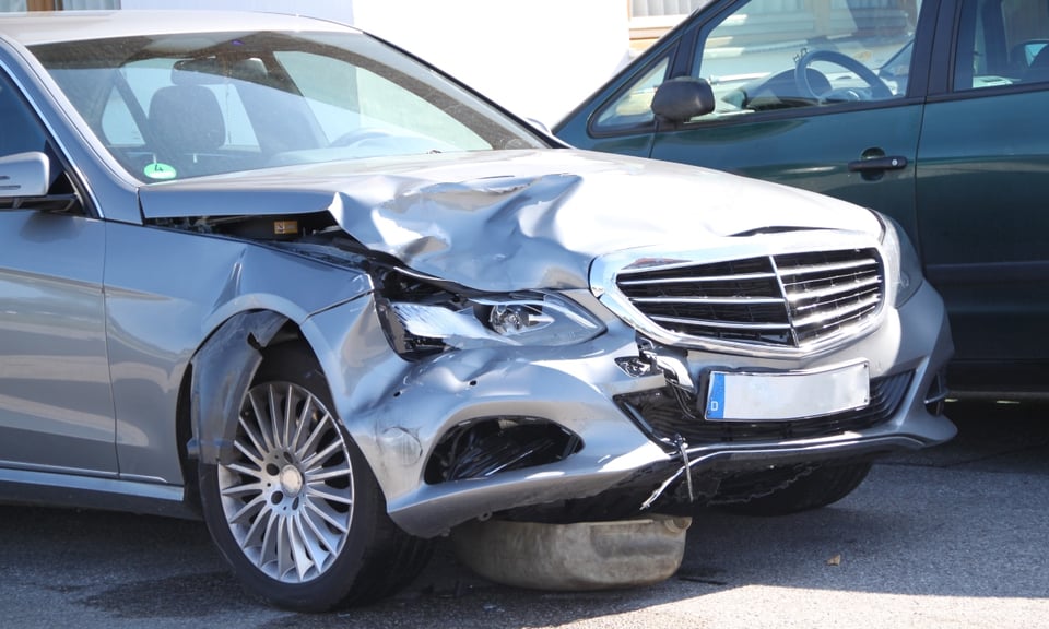 Conductor de maquina quitanieves causa aparatoso accidente, hubo 40 autos involucrados