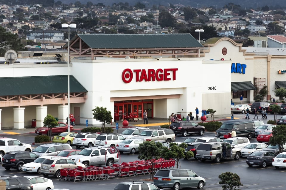 Empleado ataca Target California, ataque, bate, California, MundoNOW