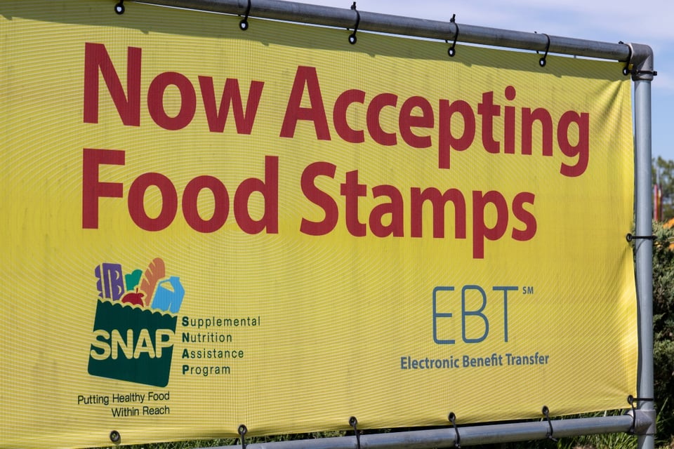 Envían pagos de ‘food stamps’ de emergencia de $95 a millones en EEUU