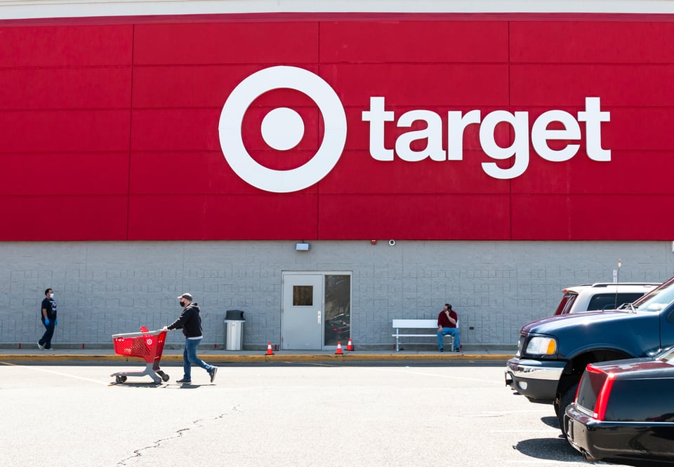 Clienta fue arrestada en una tienda ‘Target’ por múltiples robos y ahora enfrenta las graves consecuencias featured image