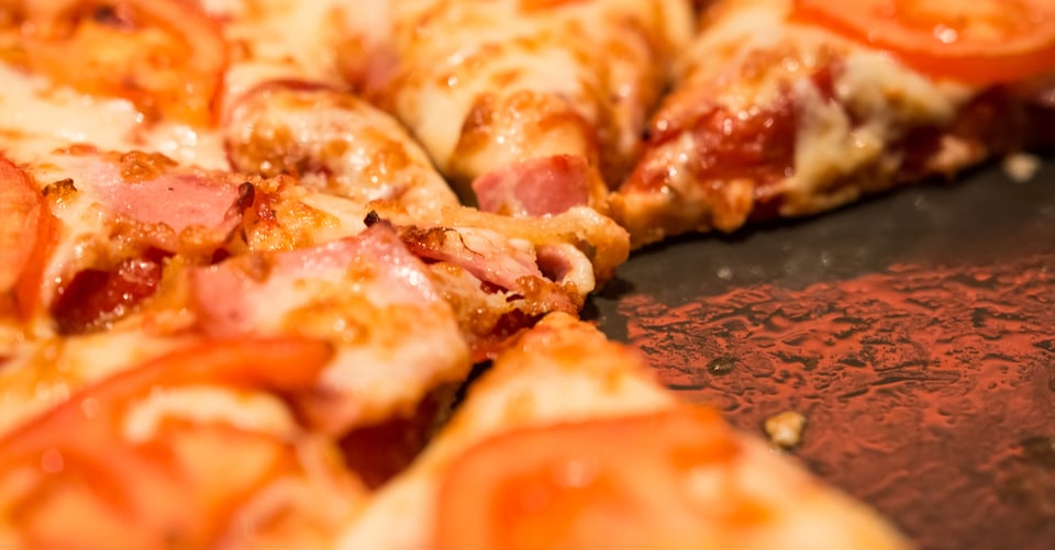 Una pizza a la que le falta un pedazo