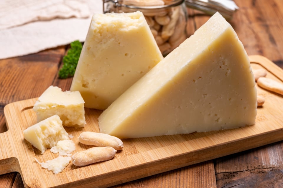 Emiten recall de varios quesos por posible contaminación de listeria