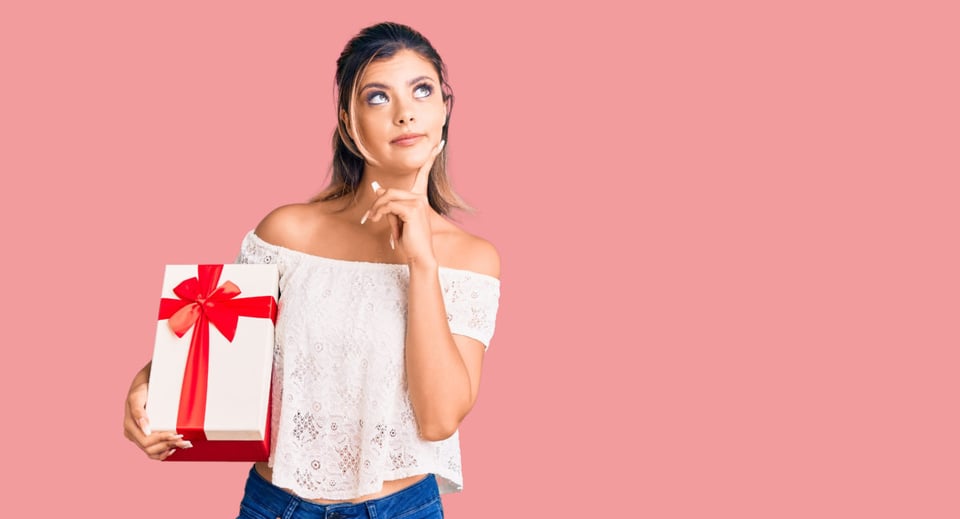 mujer pensando, regalo, considerando opciones, diferentes planes, MundoNOW