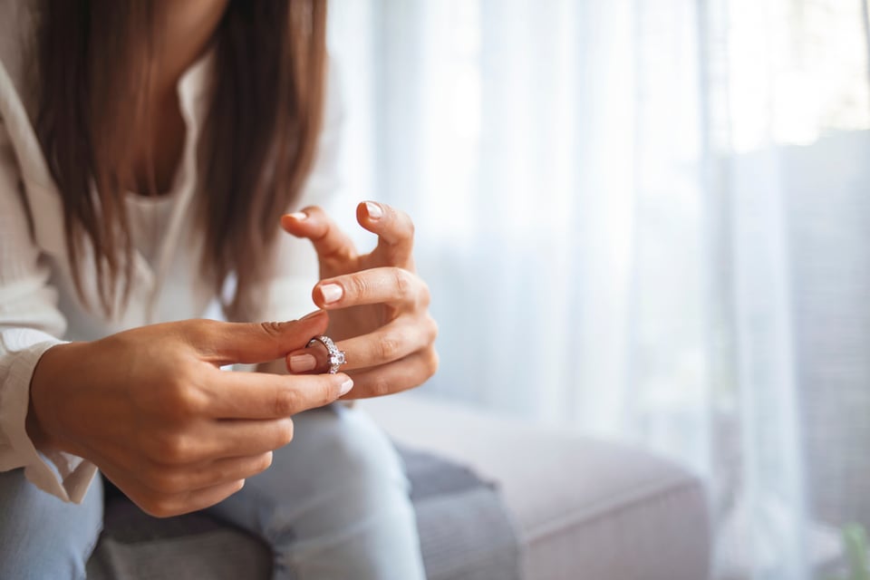 Hispana le arregla los papales a su esposo