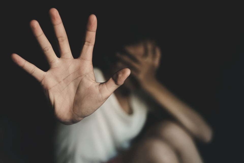 Madre hispana golpea brutalmente a su hija para que se “defienda” del bullying