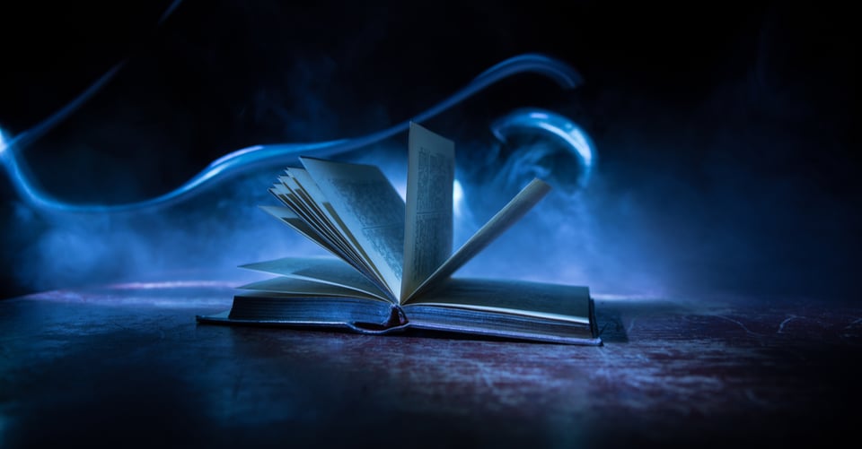Libro con luces azules como idea de terror literario