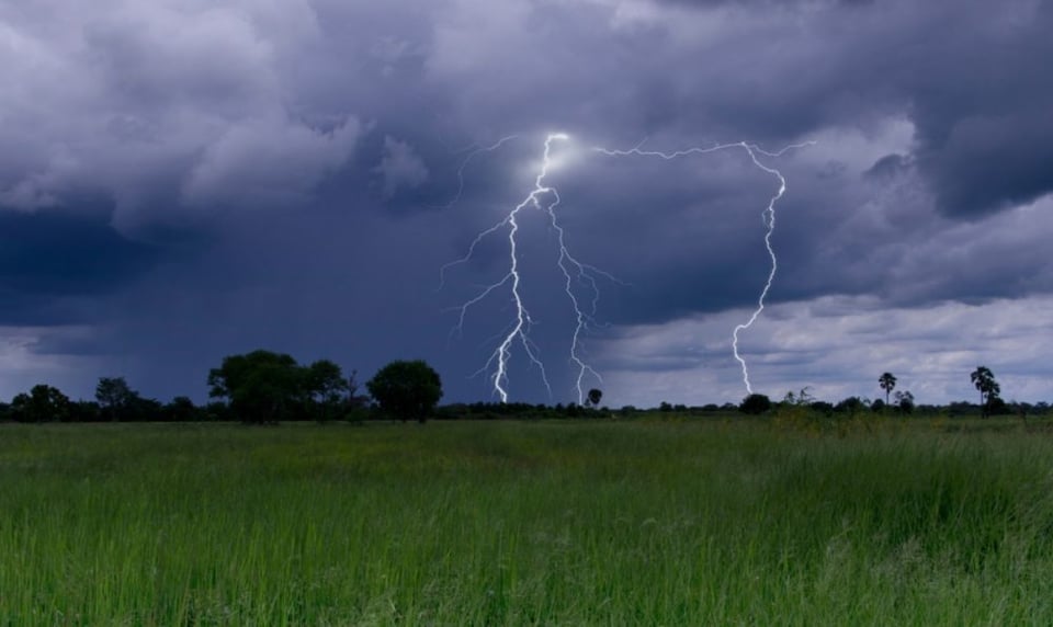 Tormentas eléctricas e intensas lluvias azotan al sur de California