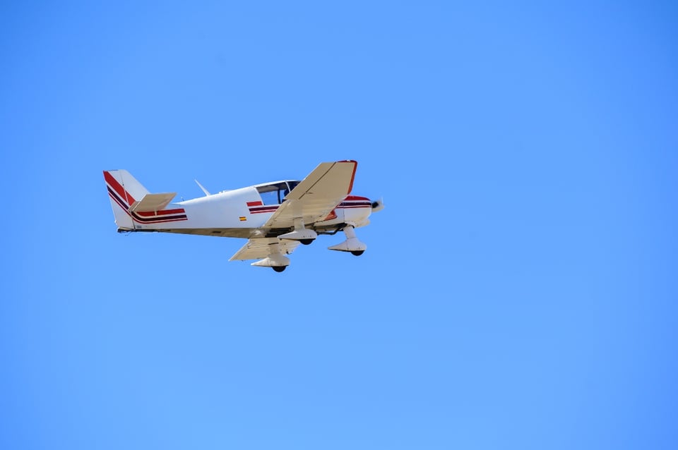 Avioneta se estrella y se voltea en plena costa de EEUU (VIDEO)