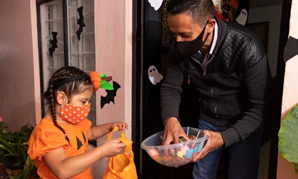 Anthony Fauci asegura que este año está bien pedir dulces en Halloween