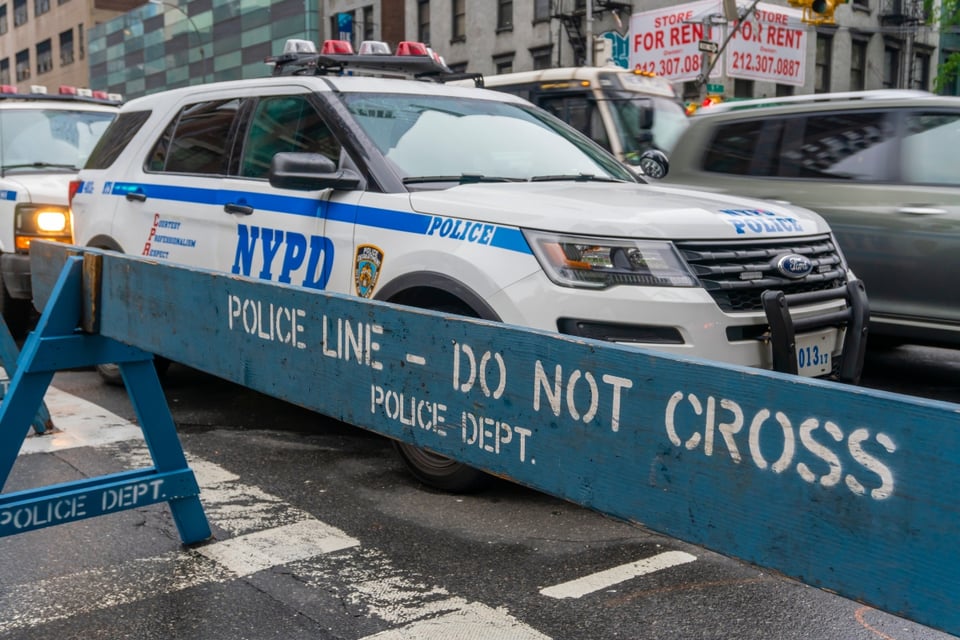 Choque entre autobús expreso y camión de carga deja varios muertos en Nueva York