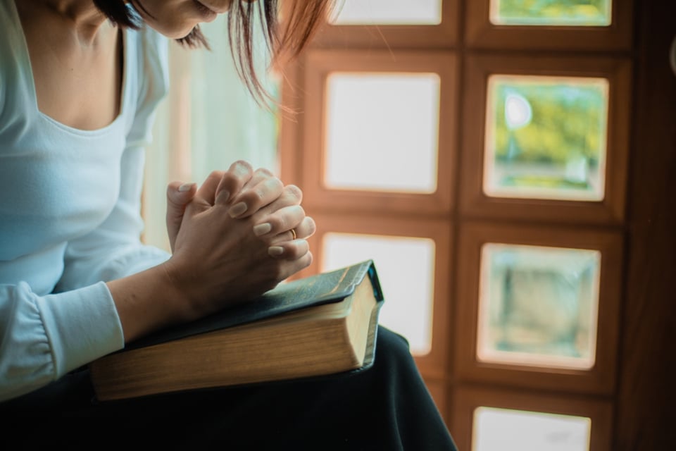 Pastora hispana le pide a las mujeres quemar sus pantalones; «Es ropa de hombre» featured image