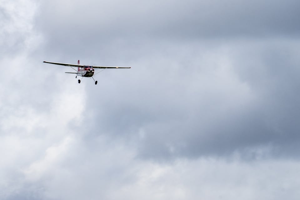 Avión se estrella cerca de aeropuerto en EEUU y deja saldo mortal