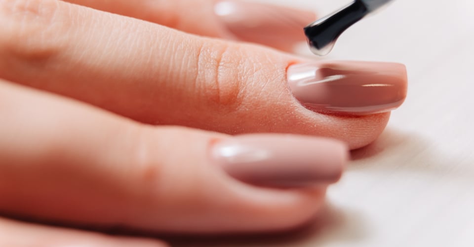 Trucos y tips de esmalte de uñas: el arte del secado rápido