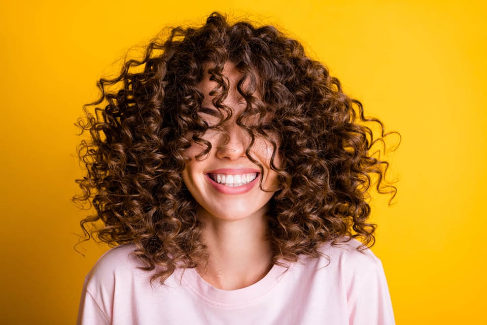 pelo, cuidado de la piel, mujer, pelo rizado, camiseta, Rutinas de cabello naturales