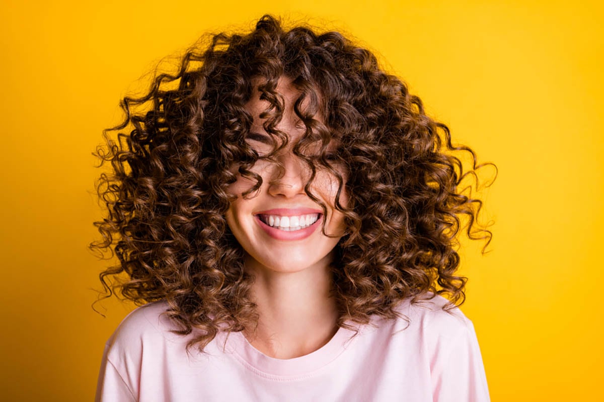 La guía definitiva para manejar y peinar el cabello rizado