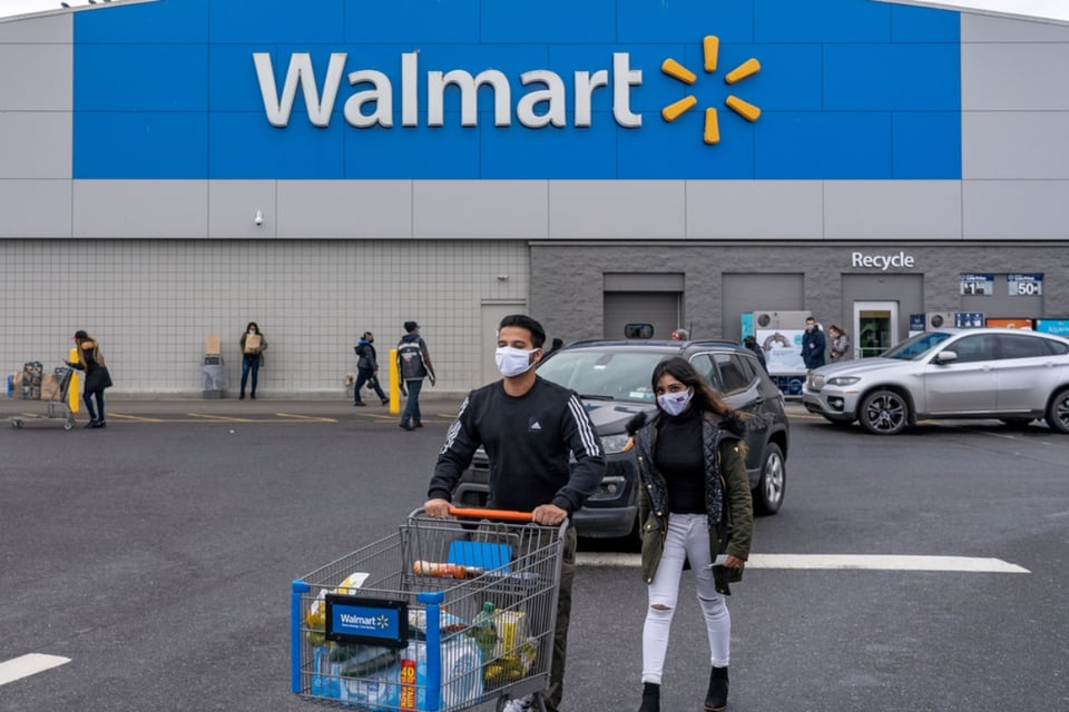 Mujer demandó a Walmart por $75 mil porque un empleado la empujó con carrito de compras