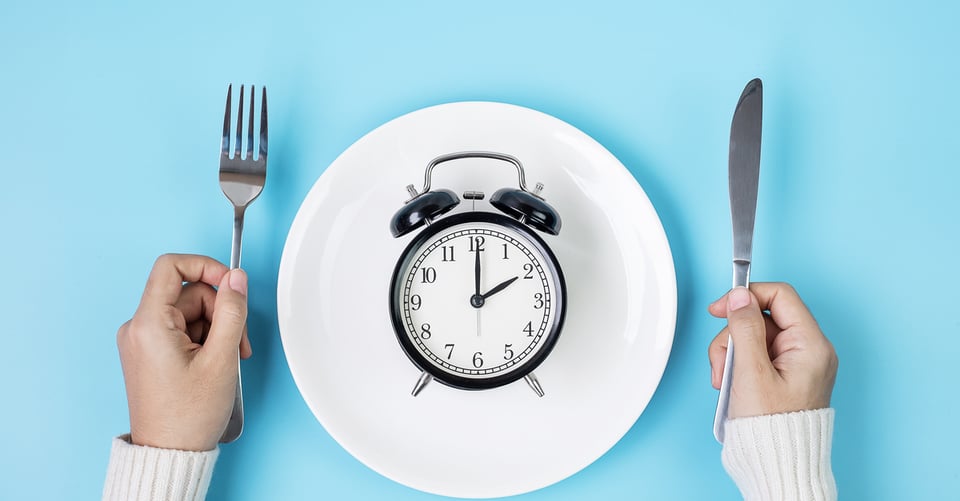 Cubiertos con plato con reloj