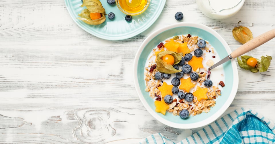 Desayuno con leche junto con frutas