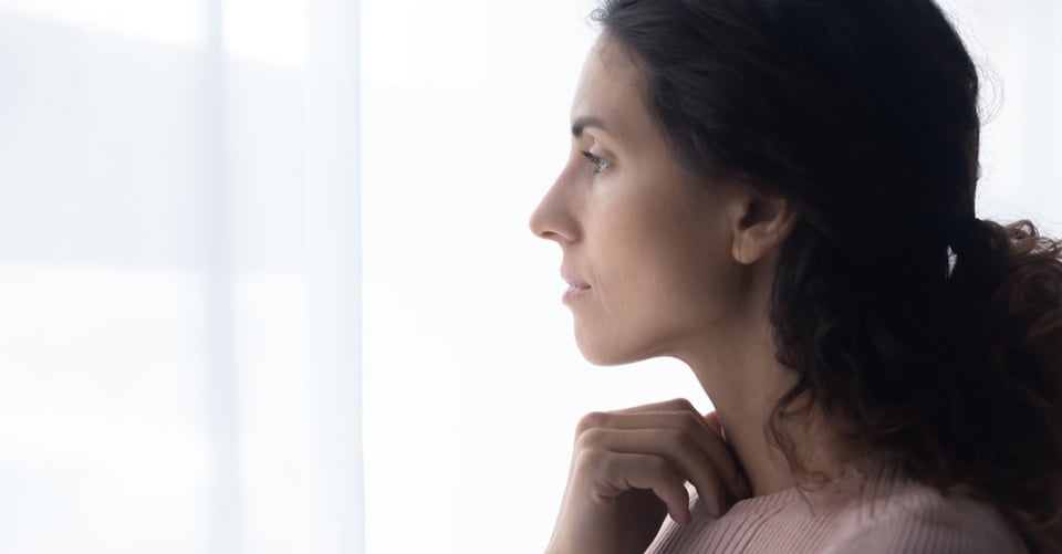Una mujer meditando situaciones en su cabeza