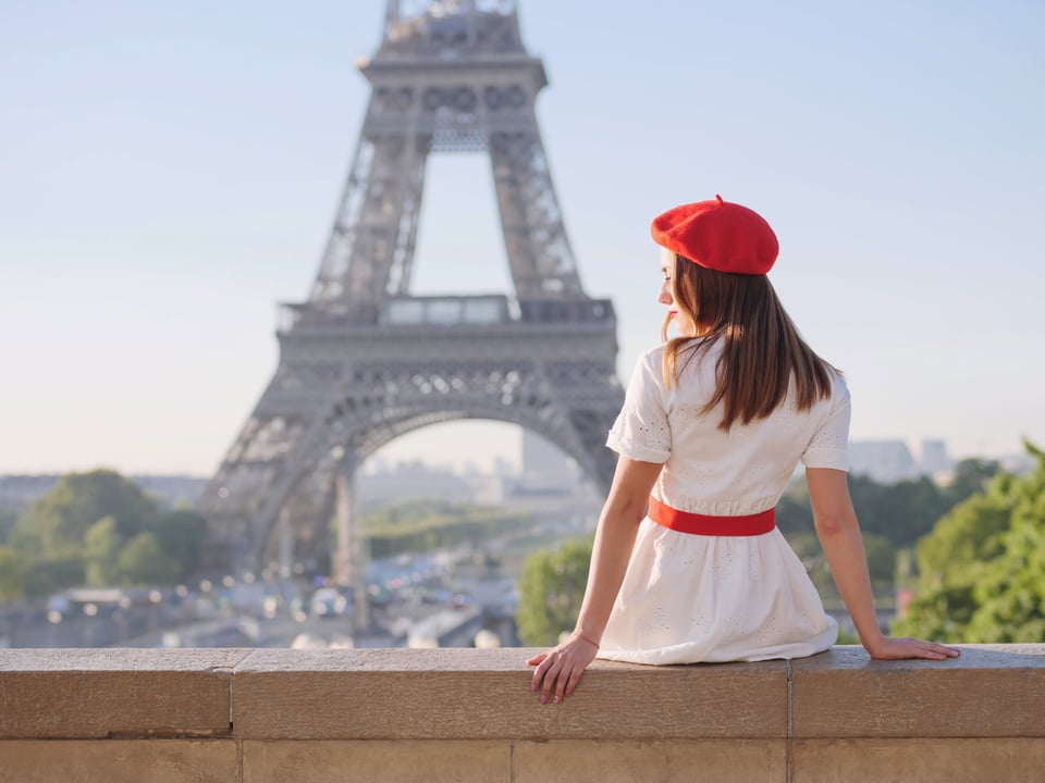 eiffel tower, woman traveling, red boinet, tourist, MundoNOW