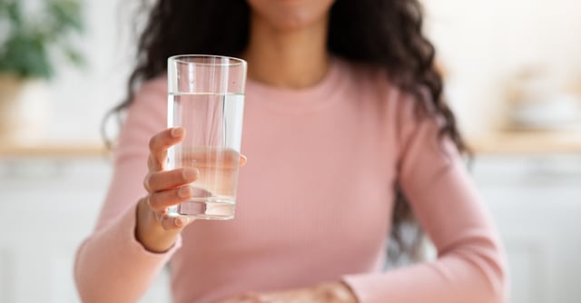 ¿Cuáles son los beneficios de beber agua caliente?