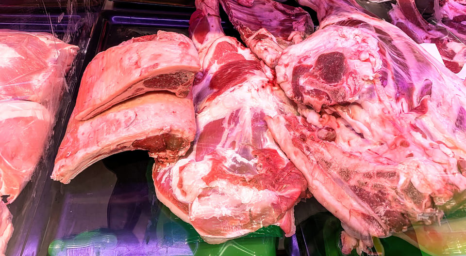 «ROBO POR NECESIDAD» Ladrona es atrapada robando carne en supermercado