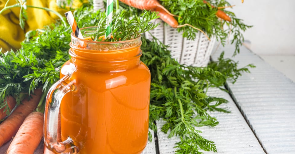 jugo de zanahoria, jugo en una jarra para fiestas, bebida, MundoNOW, Nutrición