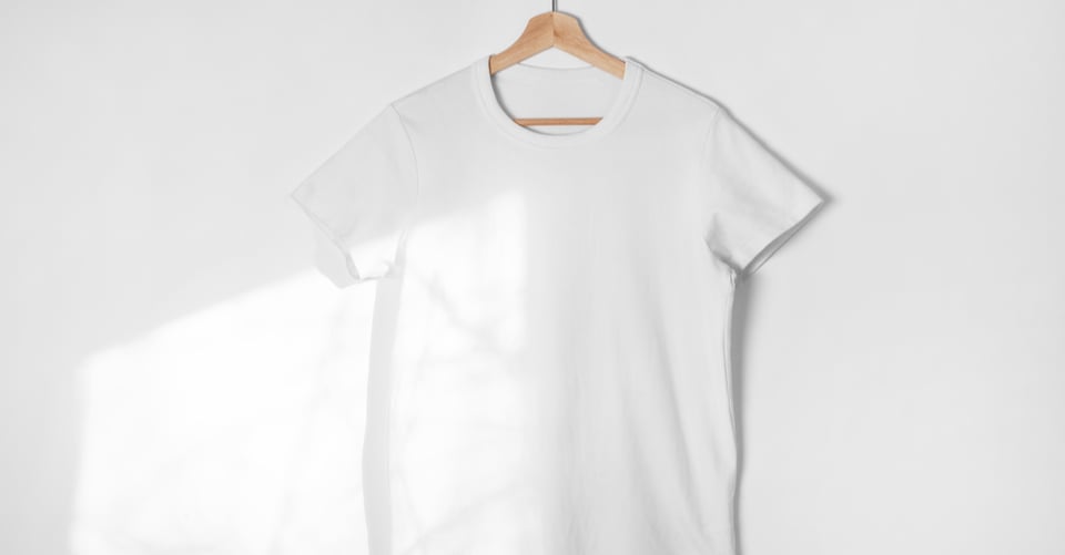 Una camisa blanca con la cual se ven mosquitos