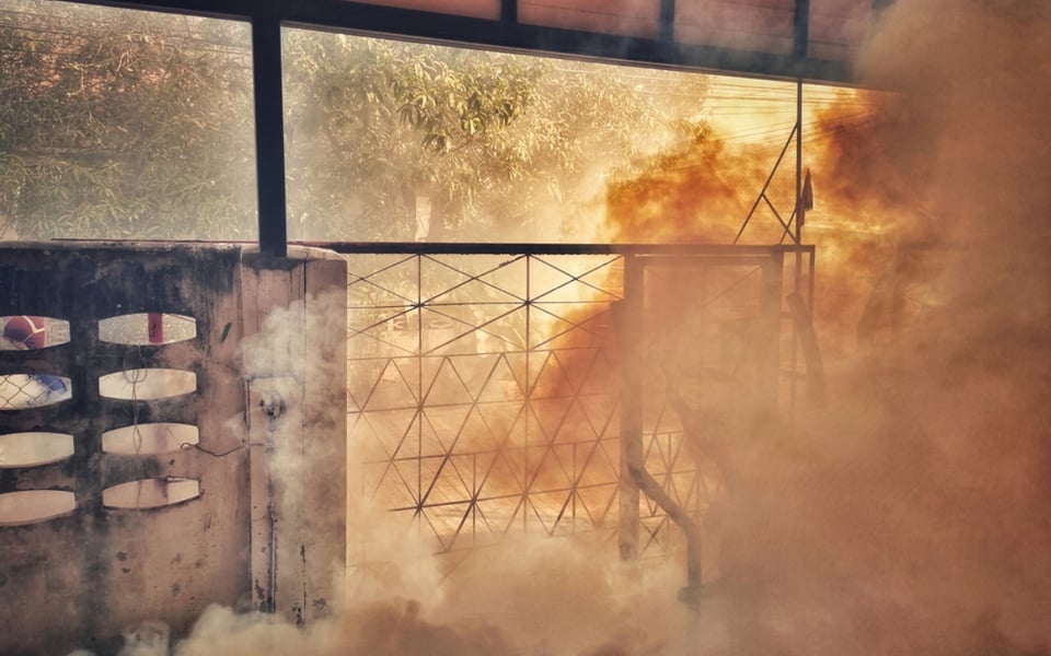 Reportan ENORME incendio que alcanza a siete edificios y algunos colapsan por completo