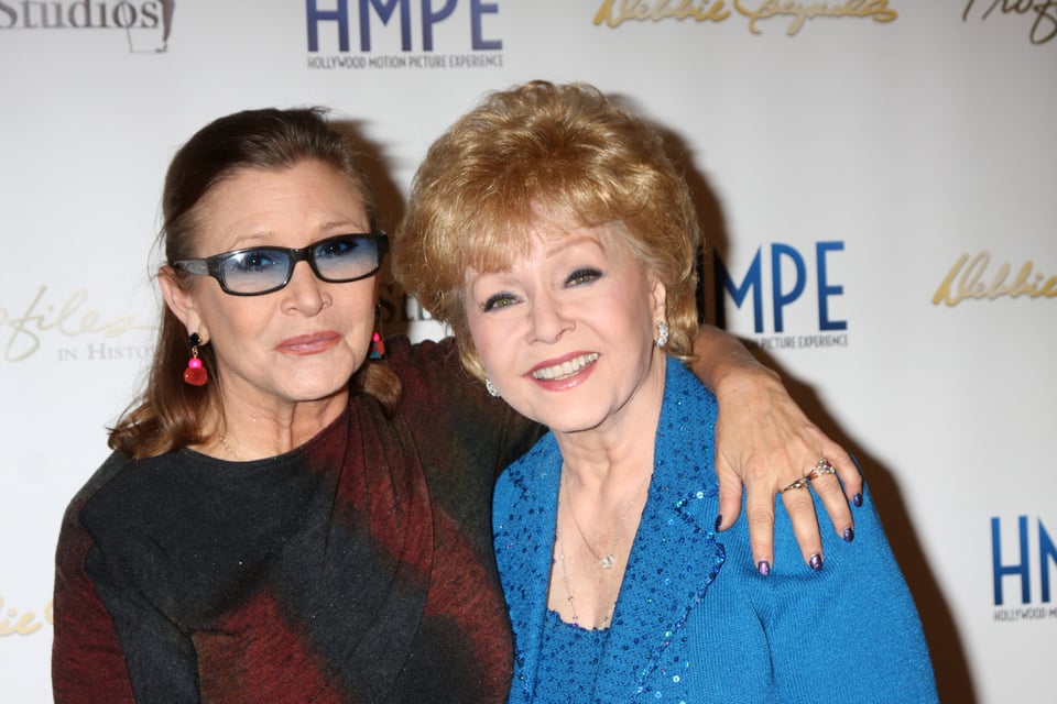 La madre de Carrie Fisher murió al siguiente día