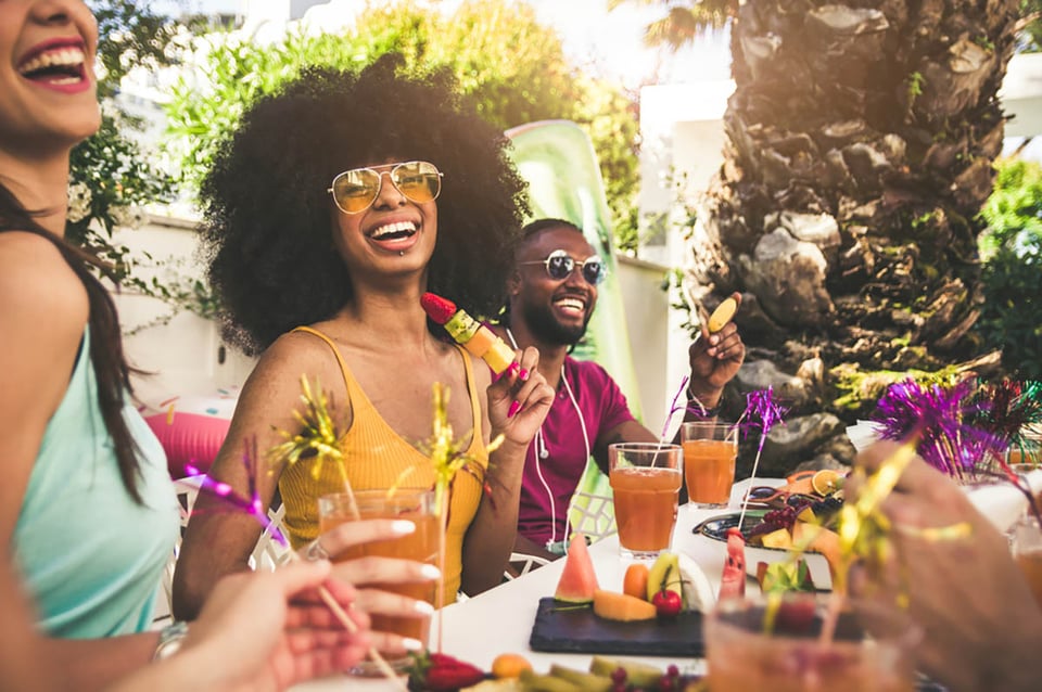 Grupo multirracial, amigos teniendo, patio trasero, fiesta en casa, asar con toque latino