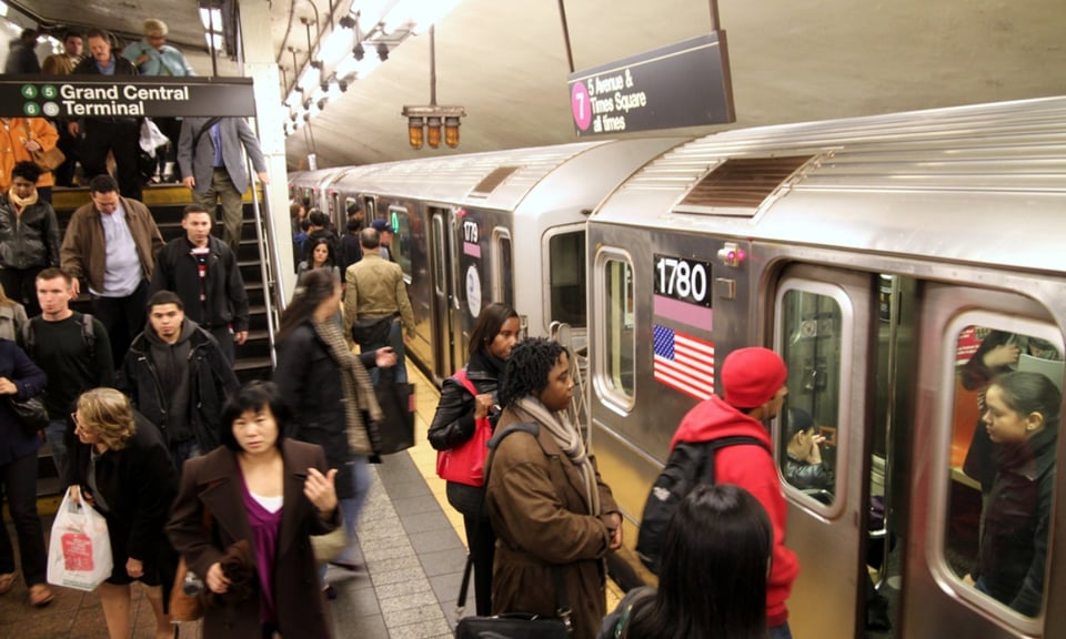 Policía busca a pistolero tras tiroteo mortal en el metro de Nueva York