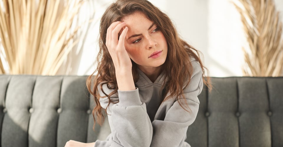 Mujer pensando en infidelidad