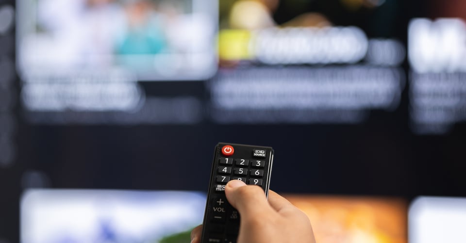 Un control seleccionando algo en plataforma como Netflix