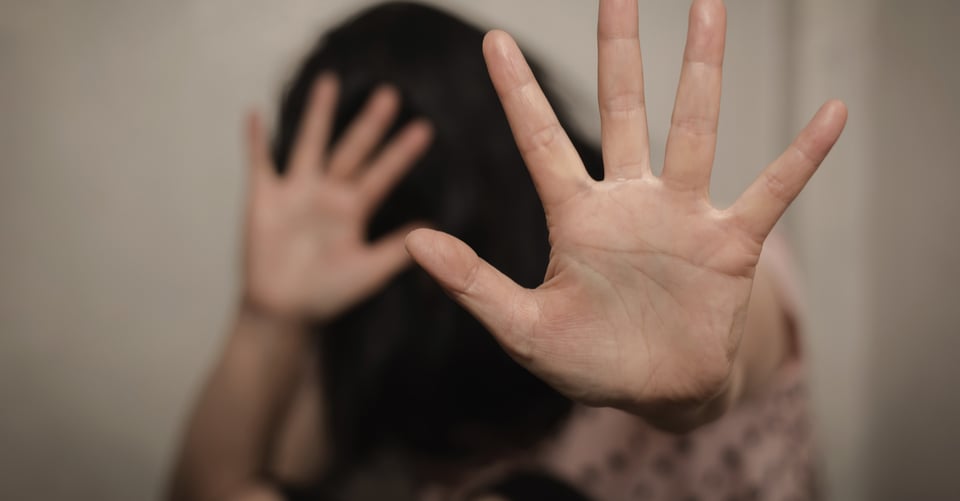 Mano de mujer como concepto de violencia doméstica