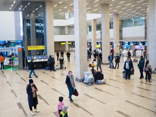 Woman throws a tantrum, attacks airport employees over missed flight (VIDEOS)