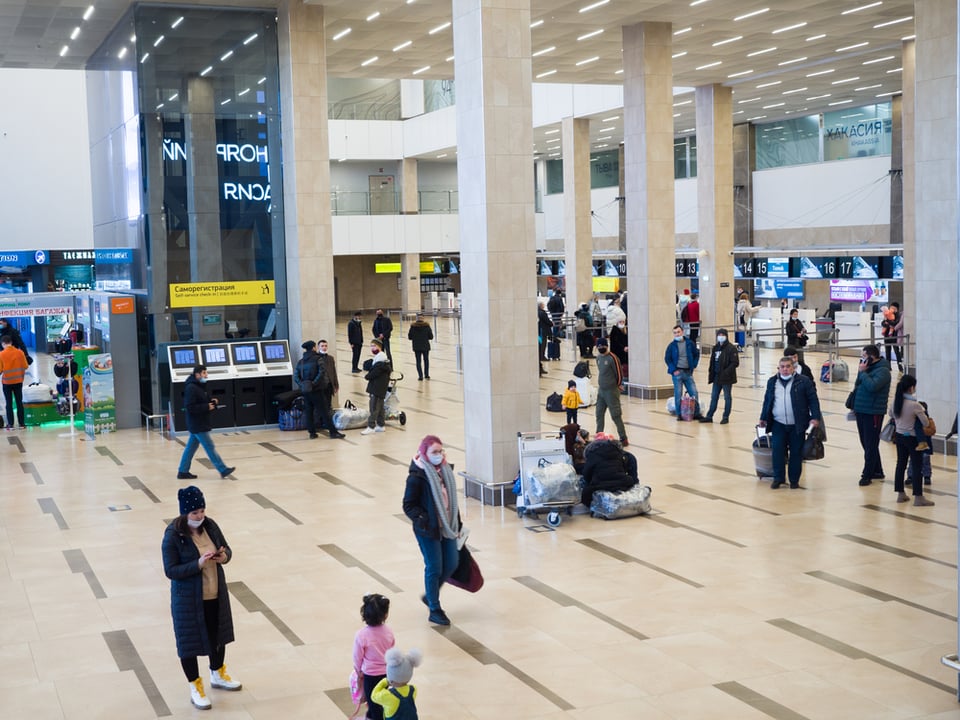 Mujer estalla en aeropuerto de México y agrede al personal tras perder su vuelo (VIDEOS)