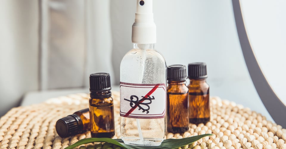 Un par de botellas junto con una que es para mosquitos