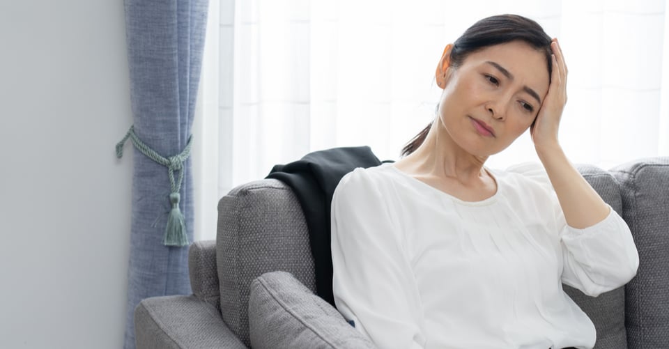 Una mujer con energías cansadas en su casa