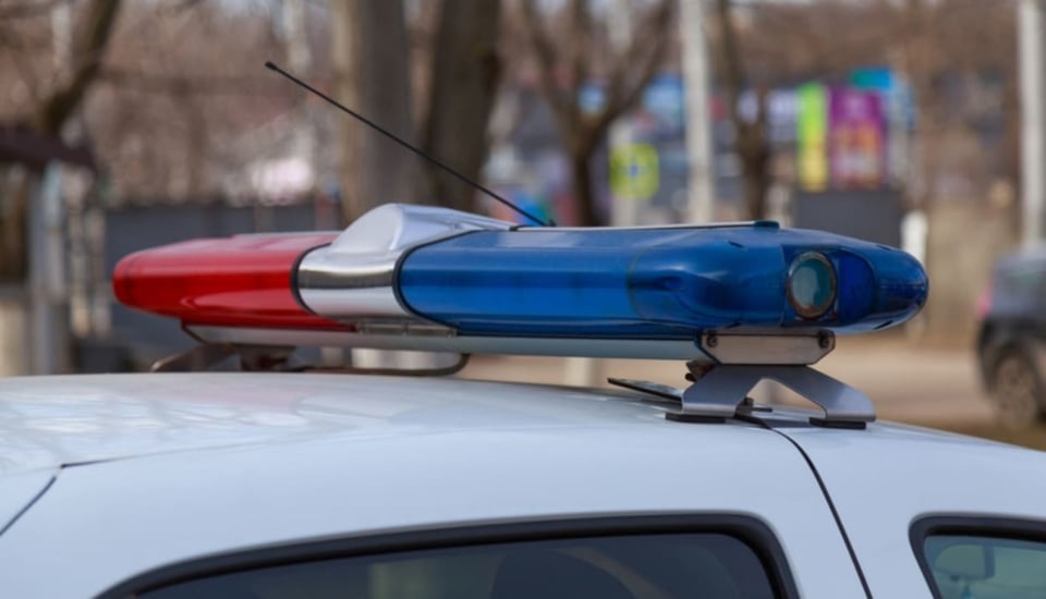Madre mete a su hijo al maletero de su auto por tener COVID-19 y no querer exponerse