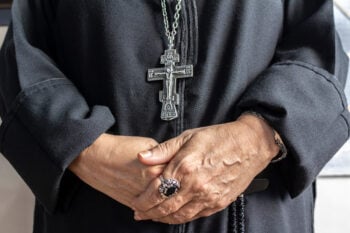 Captan sacerdote situación comprometedora: ¿Una celebración inusual?